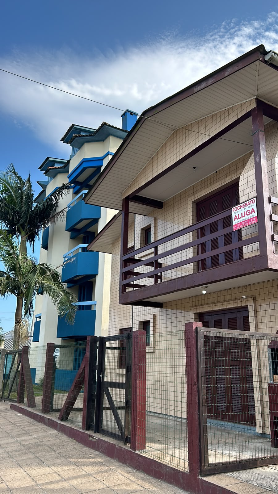 Fachada com varanda e placa da Fochesato em Arroio do Sal