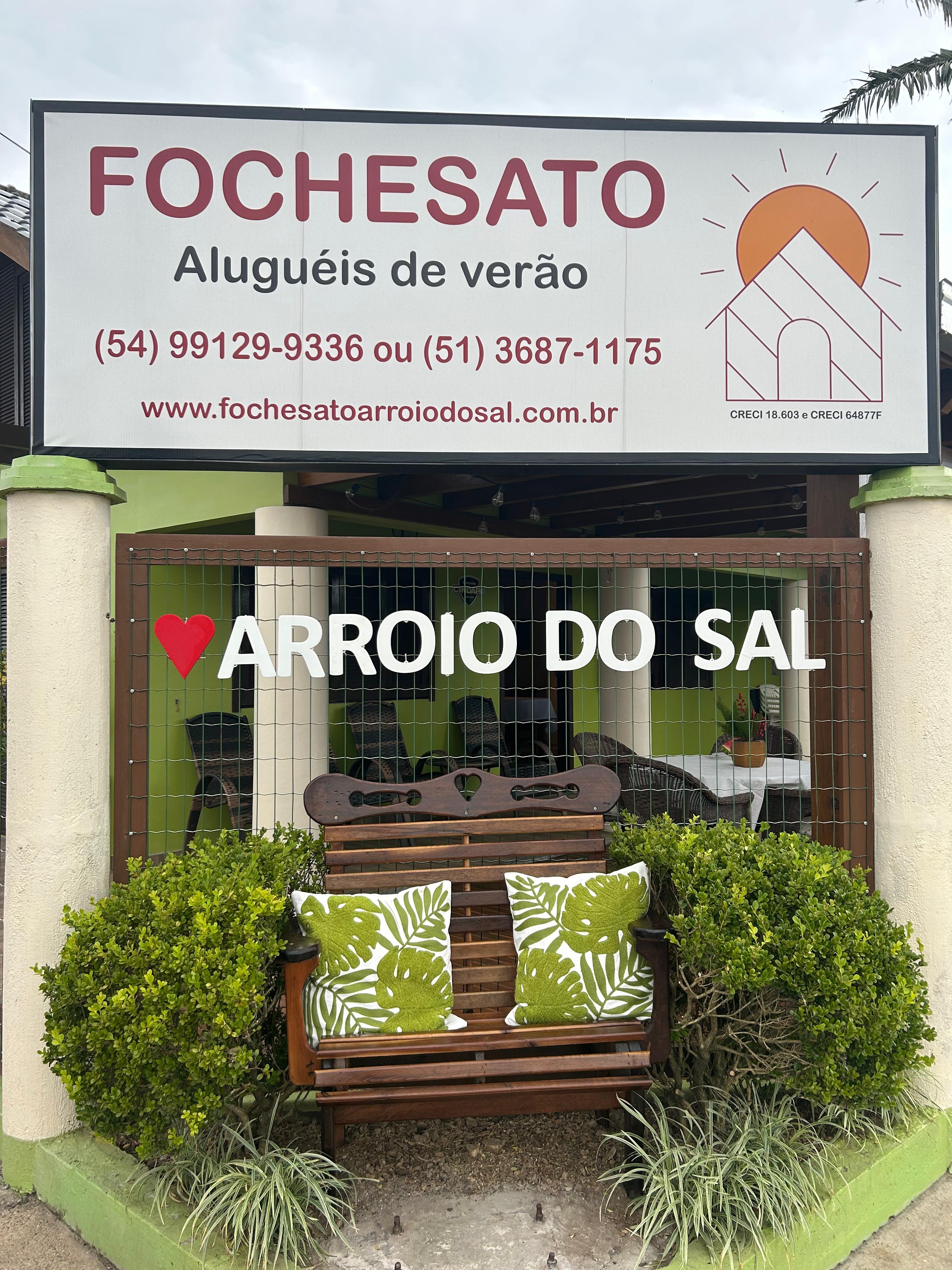 Fachada e placa da Fochesato Alugu&eacute;is de Ver&atilde;o em Arroio do Sal