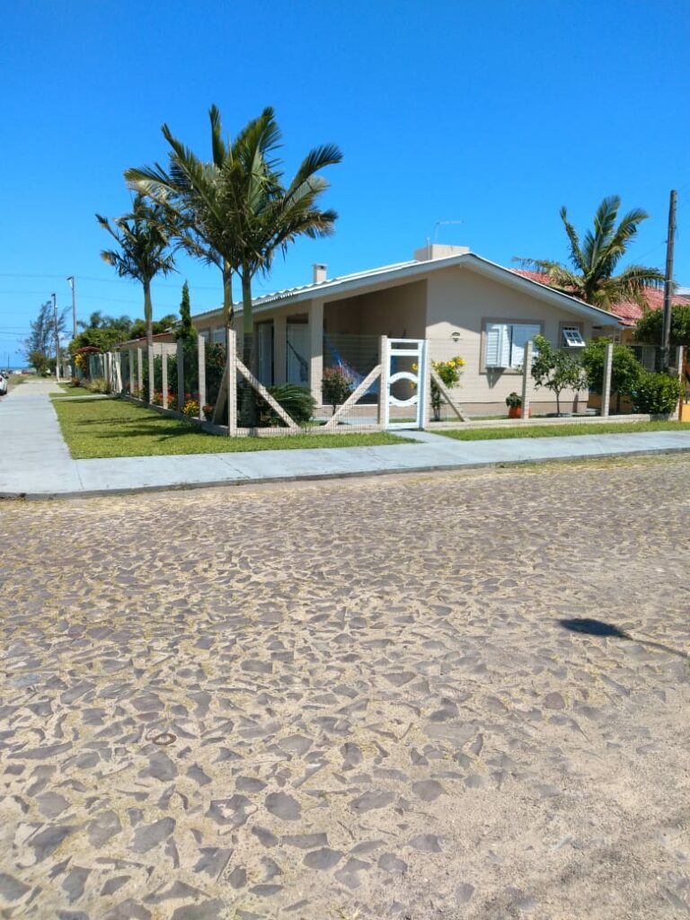 Casa de temporada com palmeiras em Arroio do Sal