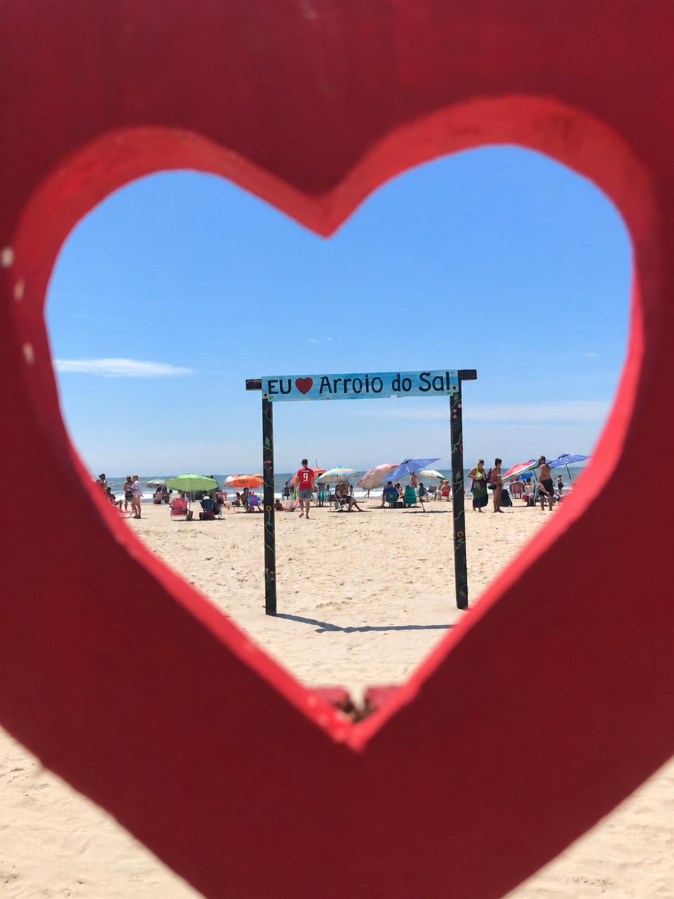 Praia de Arroio do Sal vista atrav&eacute;s de um cora&ccedil;&atilde;o vermelho