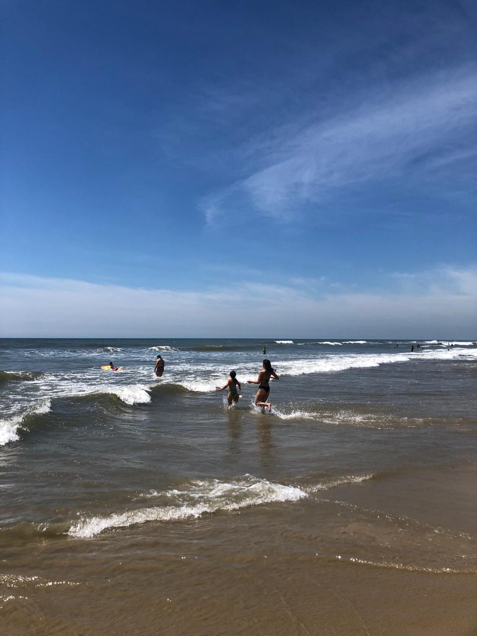 Pessoas brincando nas ondas do mar em Arroio do Sal