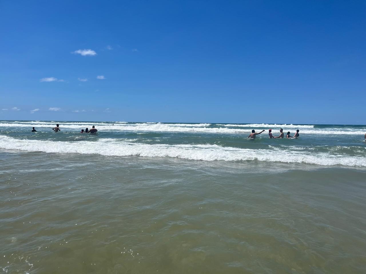 Banhistas nas ondas do mar em Arroio do Sal