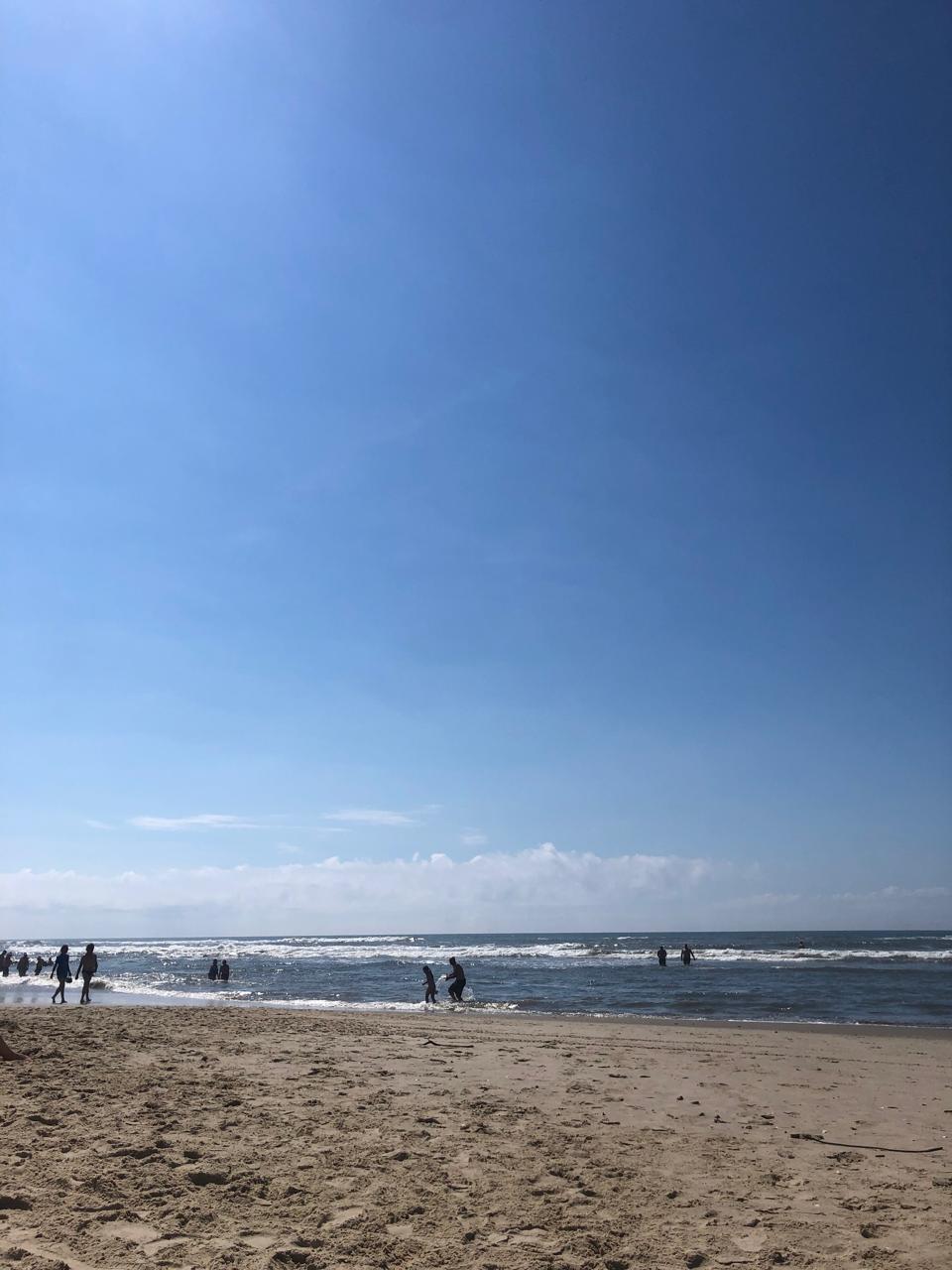 Pessoas aproveitando a praia de Arroio do Sal